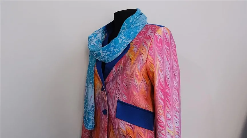 Çorum’da eskiyen kıyafetler ebru desenleriyle yenileniyor