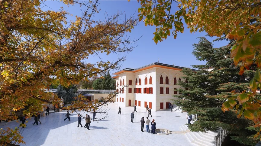 Somuncu Baba Külliyesi sonbahar renklerine büründü