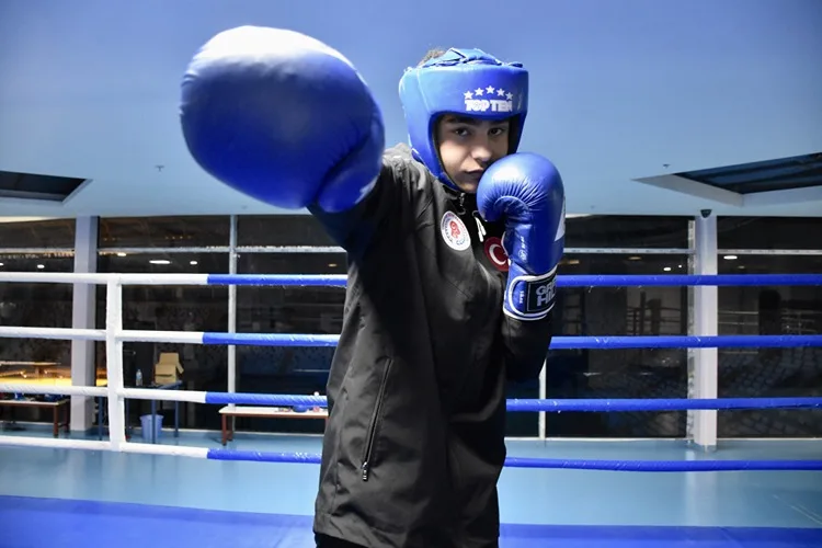 Busenaz Sürmeneli’yi örnek alan 15 yaşındaki milli boksör, Avrupa şampiyonasına hazırlanıyor