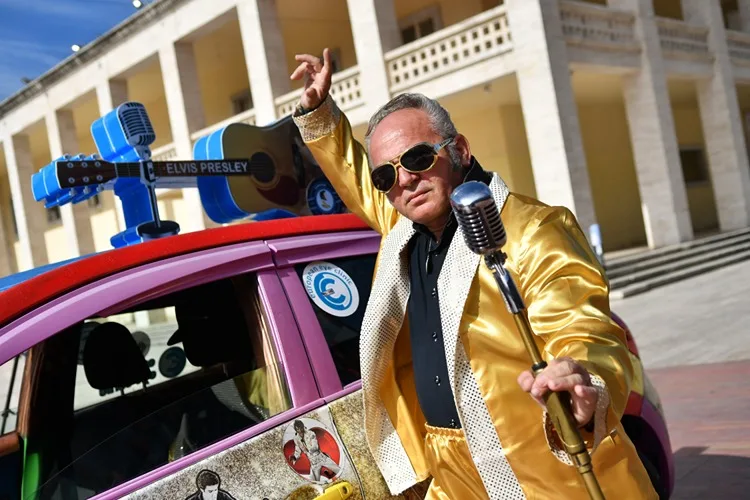 Arnavut taksi şoförü Kumrija, Elvis Presley tarzıyla Tiran sokaklarını renklendiriyor