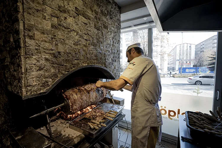 Erzurum’un tescilli cağ kebabı uluslararası gastronomi vitrininde yine zirvede