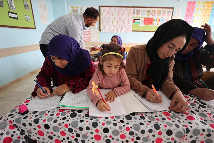 Şanlıurfa’da öğretmenler hem çocukları hem de annelerini okutuyor