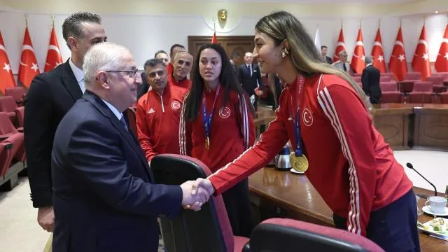 Milli Savunma Bakanı Güler, Tekvando Milli Takımını kabul etti
