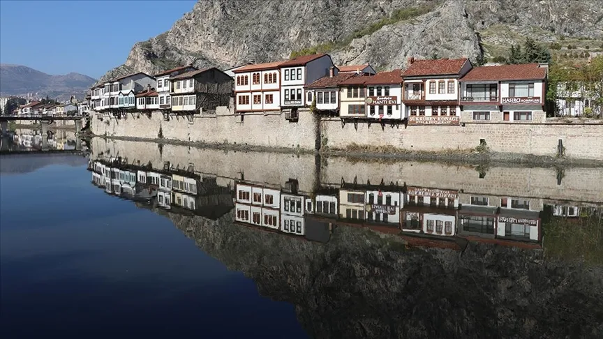 Amasya Yalıboyu Evleri’nin Yeşilırmak’a yansıması eşsiz manzara oluşturdu