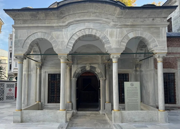 Nuruosmaniye Kütüphanesi ve Şehsuvar Sultan Türbesi özgün haline kavuştu