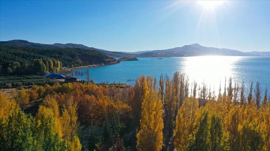 Hazar Gölü’nün çevresi sonbahar renklerine büründü