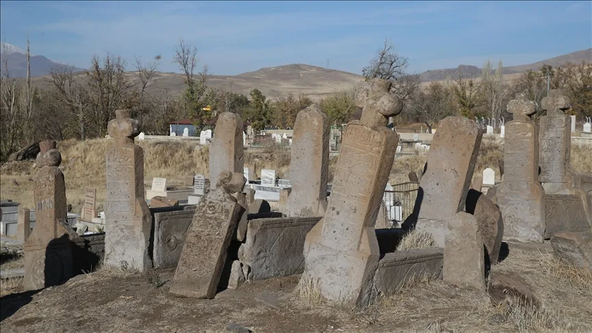 Kayseri’de Türk boyları ve Osmanlı dönemi bezemeli mezar taşları belgelendi