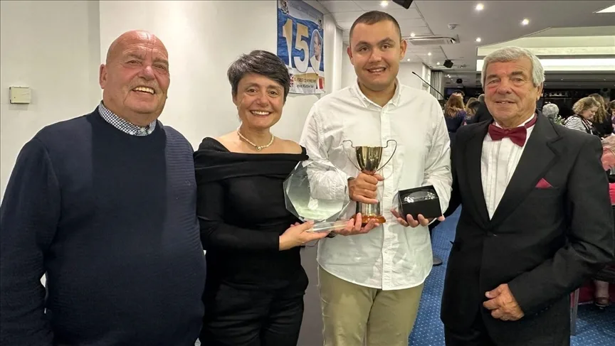 Ultra maraton yüzücüsü otizmli Tuna Tunca’ya İngiltere’den ödül