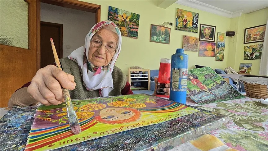 70’inde resimle tanışan Makbule teyze, 89 yaşında üretmeye devam ediyor