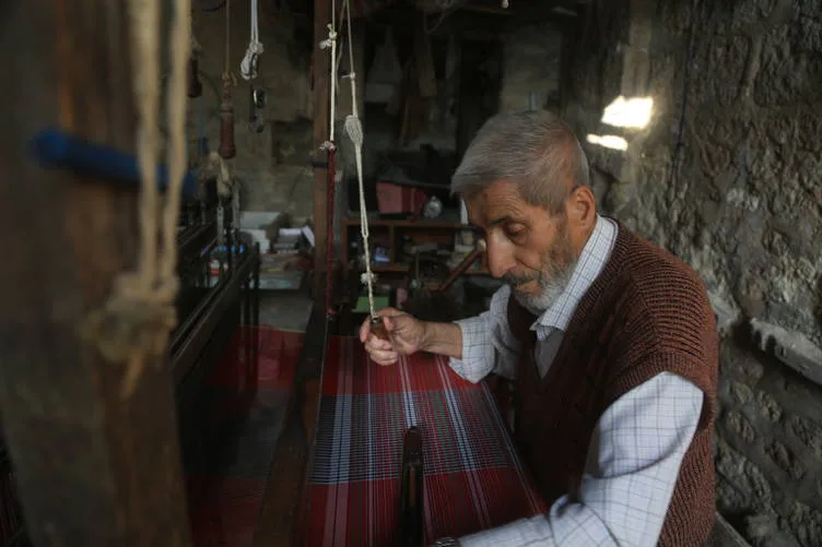 Halep’in son dokuma ustalarından 80 yaşındaki Ezrak: Tezgahta dokunan kumaşta ruh var