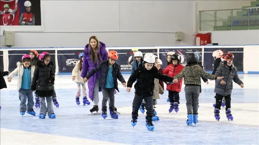 Erzurum’da ilkokul öğrencileri, buz üzerinde yeteneklerini keşfediyor