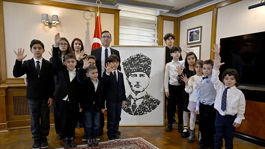 Rusya’daki Türk çocukları minik avuçlarıyla Atatürk’ün portresini yaptı