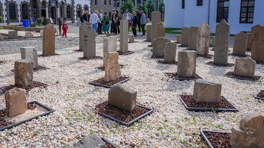 Diyarbakır’da “Medeniyetler Mezarlığı” sergisi ziyaretçilerle buluştu