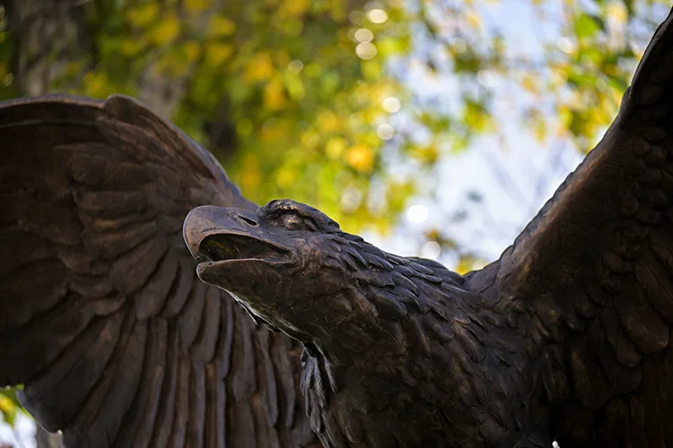 Türk birliğini simgeleyen “Tuğrul Kuşu” heykeli için 650 kilogram bronz kullanıldı