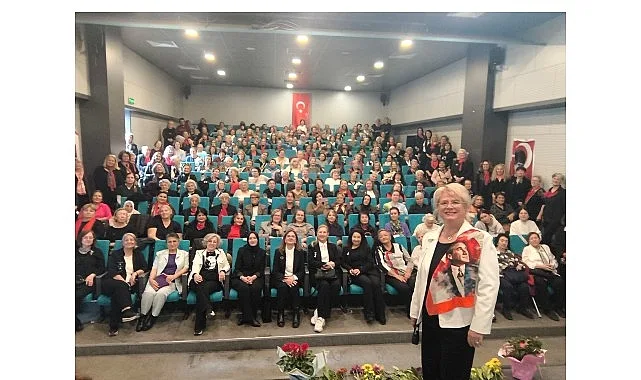 Kadınlar, Atatürk’ü sevdiği şarkılarla andı