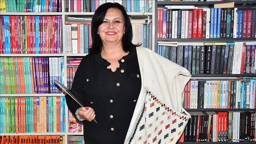 Emekli öğretmen omzuna astığı çantasındaki kitapları kırsaldaki öğrencilere ulaştırıyor