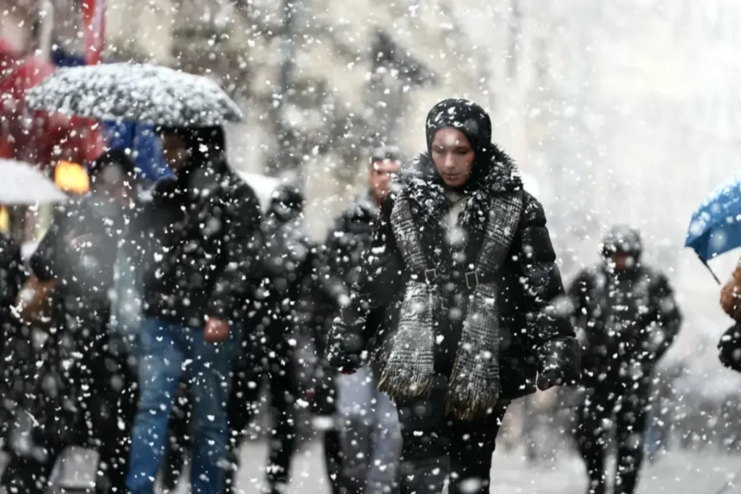 İstanbul’da hafta boyunca aralıklarla yağmur etkili olurken 5 şehir için tarih verildi.. Mevsimin ilk karı geliyor! 