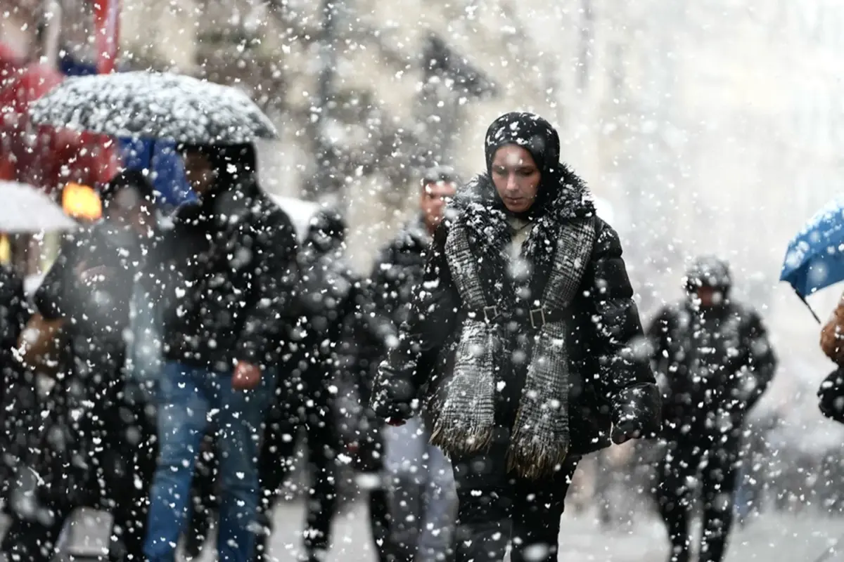 İstanbul’da hafta boyunca aralıklarla yağmur etkili olurken 5 şehir için tarih verildi.. Mevsimin ilk karı geliyor! 