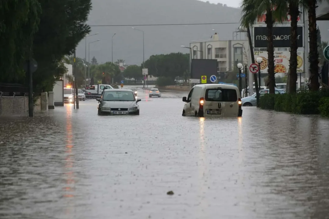 İzmir, Muğla ve Antalya’yı sağanak vurdu; deniz karayla birleşti