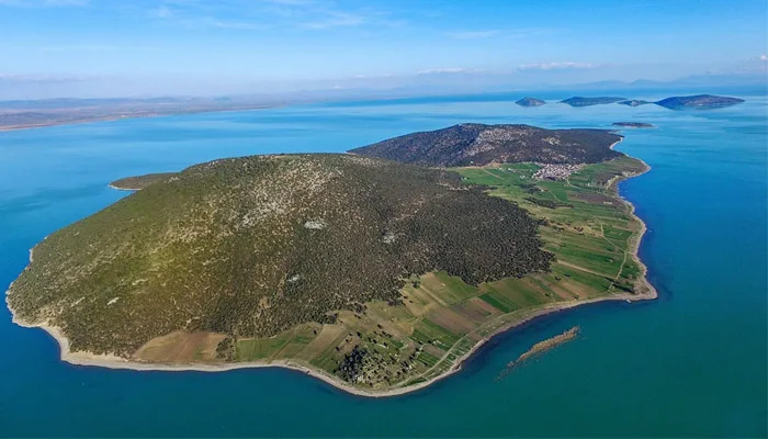 Türkiye’nin Yerleşim Yeri Bulunan Tek Göl Adası
