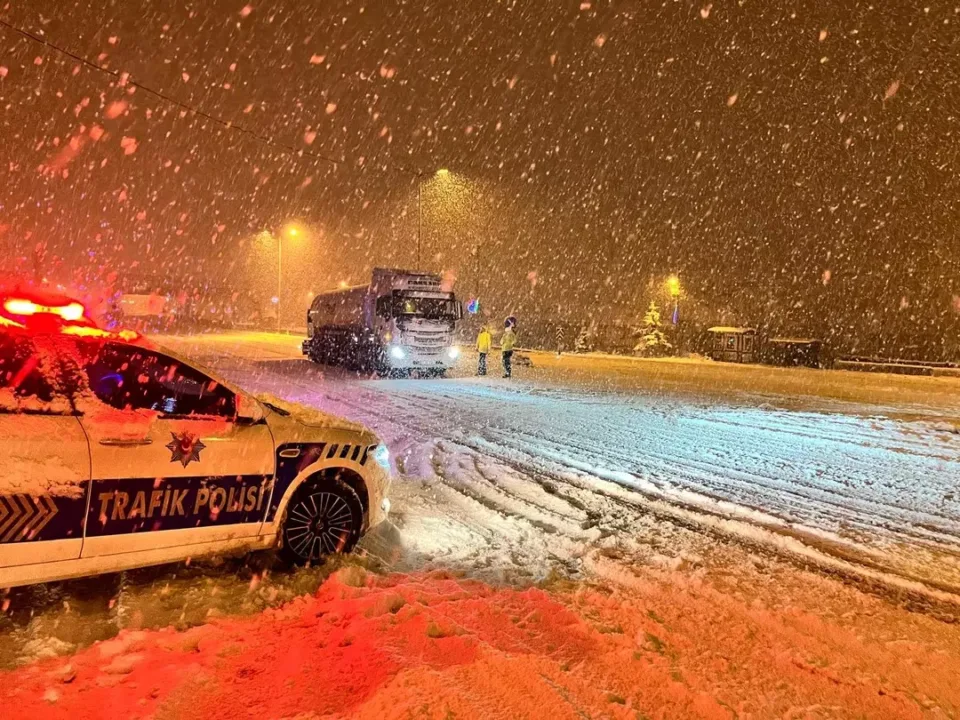 Bolu Dağı’nda yoğun kar yağışı! İstanbul istikametine geçişlerine izin verilmiyor