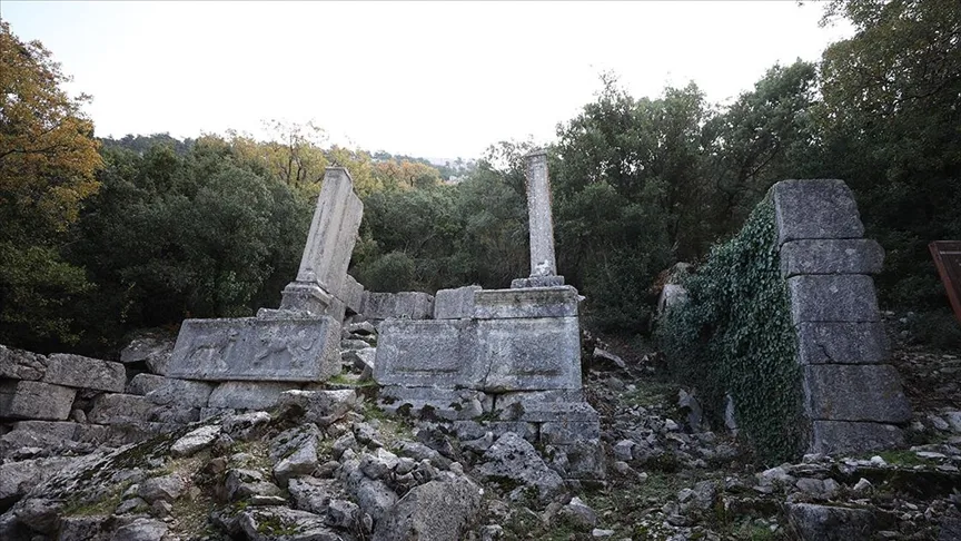 Termessos Antik Kenti’nde Arkeologlar, Binlerce Yıl Sonra İki Anıtsal Mezarı Yeniden Ayağa Kaldırıyor