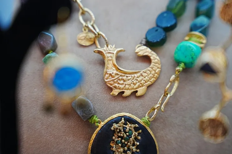 Kadın sadekar Anadolu medeniyetlerinin izlerini takılara işliyor