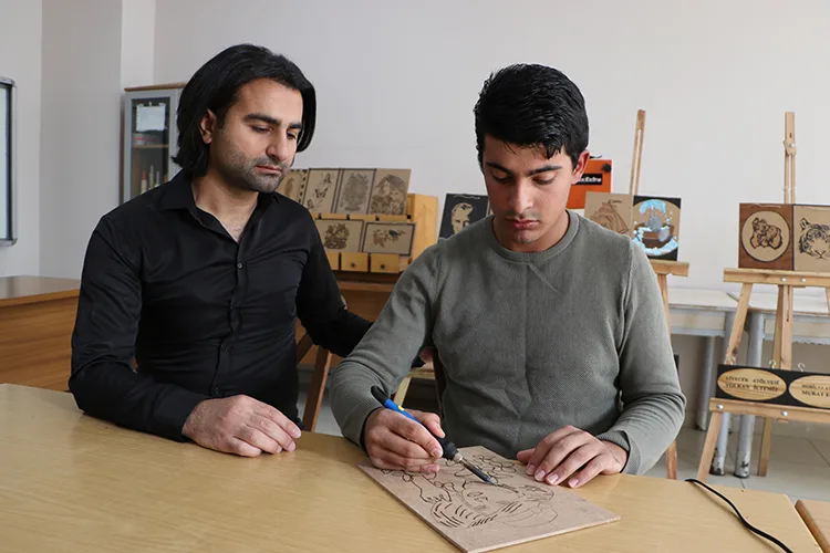 Otizmli Erdem, ahşap yakma sanatıyla yeteneğini görünür kıldı