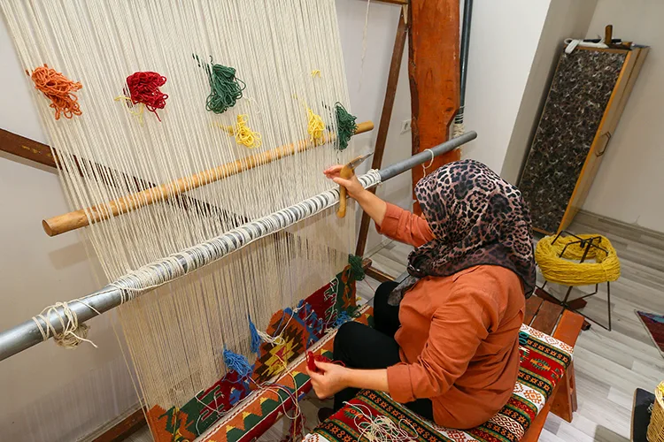 Çocukken başladığı dokumacılığı “kültürel miras taşıyıcısı” olarak sürdürüyor