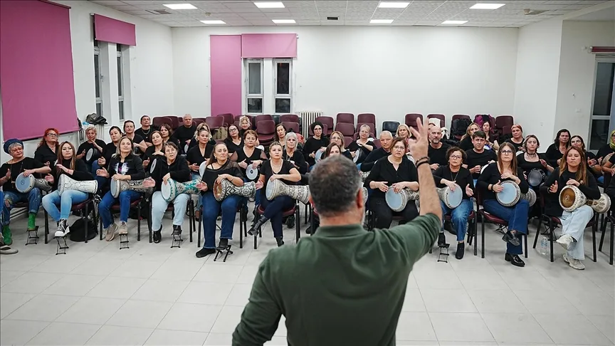 Günlük hayatın stresini darbuka çalarak atıyorlar