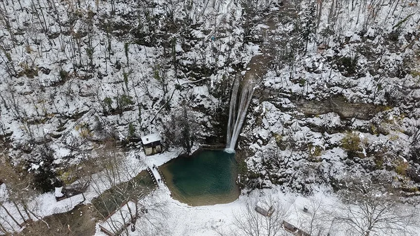 Sinop’ta Erfelek Tatlıca Şelaleleri Tabiat Parkı kış güzelliğine büründü
