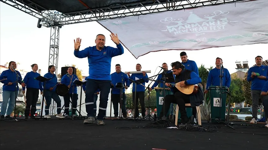 Sıfır atığa dikkati çekmek için çöpten topladıkları atıklardan enstrüman yapıp konser verdiler