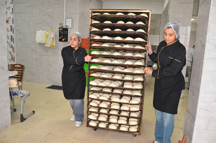 Muş’ta lise öğrencileri okuldaki fırında günde 4 bin ekmek üretiyor