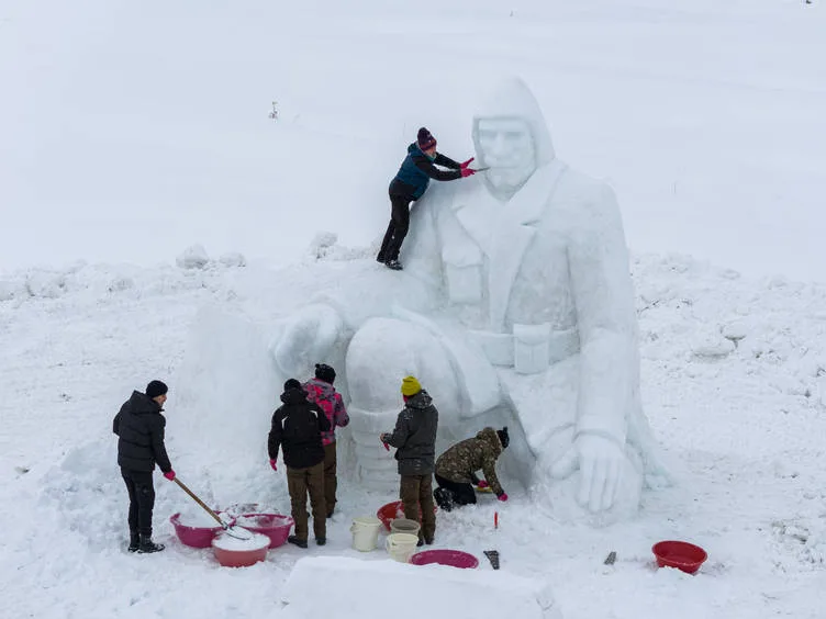 Kars’ta Sarıkamış Harekatı için kardan hazırlanan iki heykelden biri tamamlandı