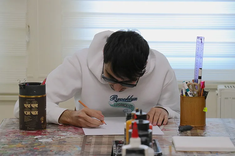 Görme engelli üniversite öğrencisi resimlerle hayatını renklendiriyor