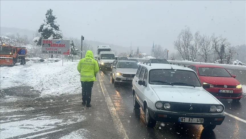 Bolu’da yoğun kar yağışı trafik kazalarına neden oldu