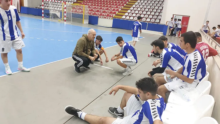 Beden eğitimi öğretmeni karı koca spor salonlarında birbirlerine rakip oluyor