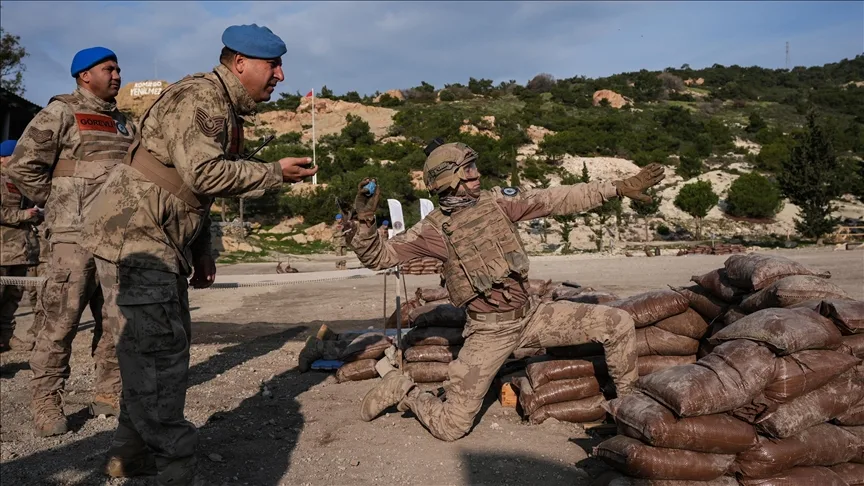 Jandarma komandolar, İzmir’de gerçekleştirilen “Savaşçı Yarışması”nda mücadele ediyor