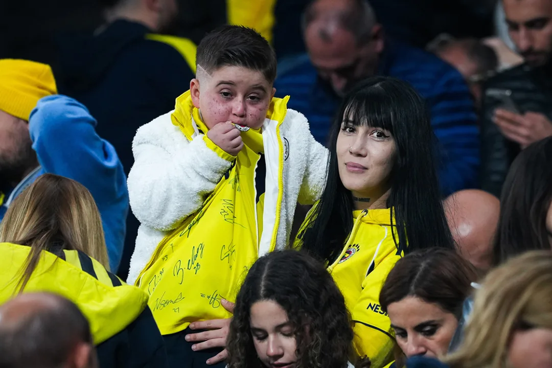 Lösemi hastası küçük Fenerbahçe taraftarının derbi izleme hayali gerçek oldu