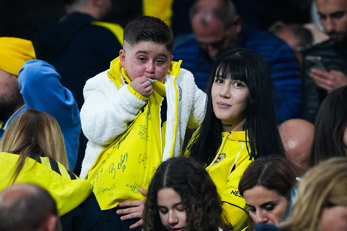 Lösemi hastası küçük Fenerbahçe taraftarının derbi izleme hayali gerçek oldu