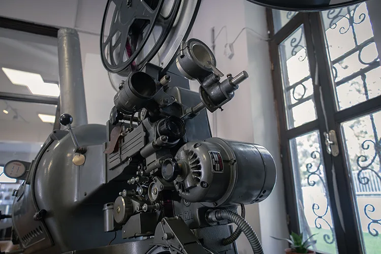 Malatya’da 75 yıllık sinema projeksiyon makinesi zamana meydan okuyor