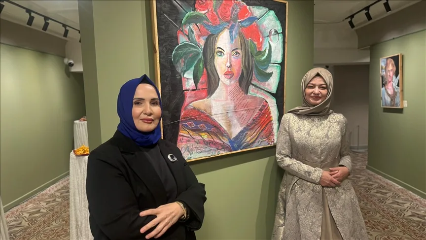 Ayşenur Şaylan’ın “Örtüşen İzler” sergisi sanatseverlerle buluştu