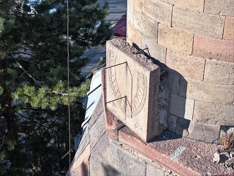 Erzurum’daki tarihi Şeyhler Camisi minaresindeki güneş saatiyle dikkati çekiyor