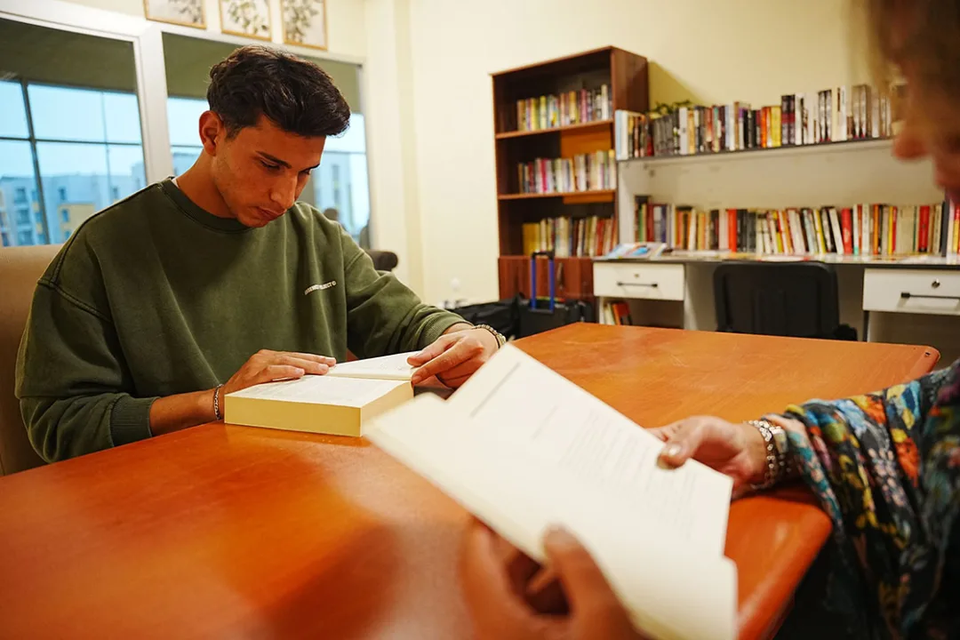 Çanakkale otogarında yolculara kütüphane hizmeti