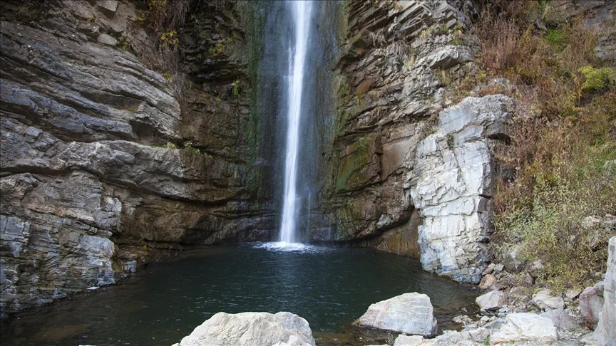 Bitlis’te 56 metre yüksekten akan Gümüşkanat Şelalesi ziyaretçilerini bekliyor