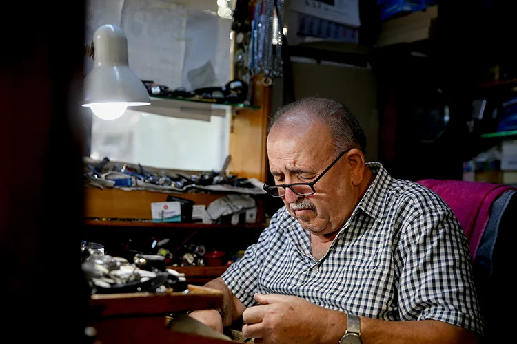 Saatçi Yakup usta Fethiye’de 54 yıldır saatlere ayar veriyor