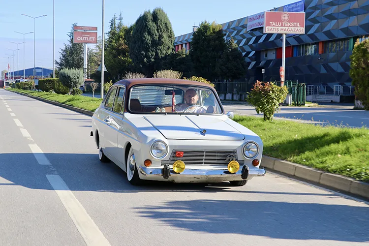 Çocukluğunda başlayan Anadol sevgisini, yol arkadaşı “Binnaz” ile yaşatıyor