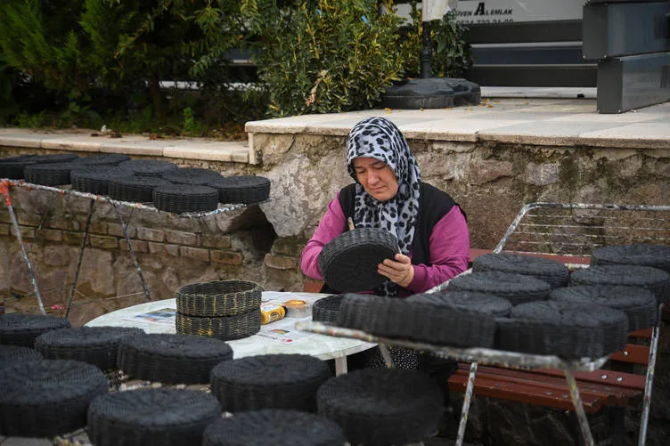 Sındırgılı kadınlar atık gazeteleri sepete dönüştürüyor