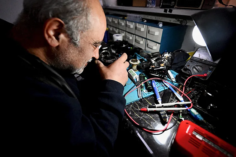 “Tek elle” sarıldığı mesleğinde fotoğraf makinelerine hayat veriyor