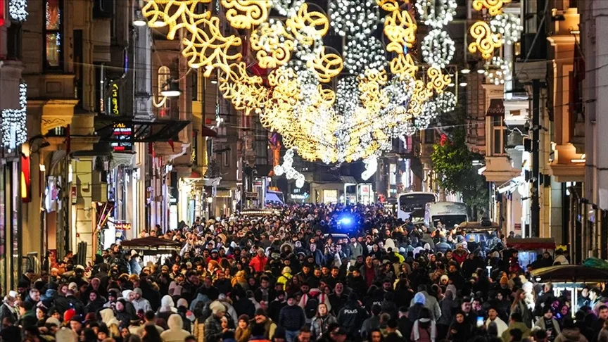 İstanbul’un işlek cadde ve meydanlarında yılbaşı hareketliliği